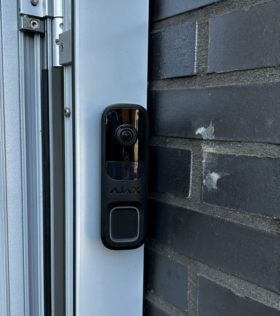 Ajax DoorBell gemonteerd naast voordeur – installatie door Molenkamp Beveiliging