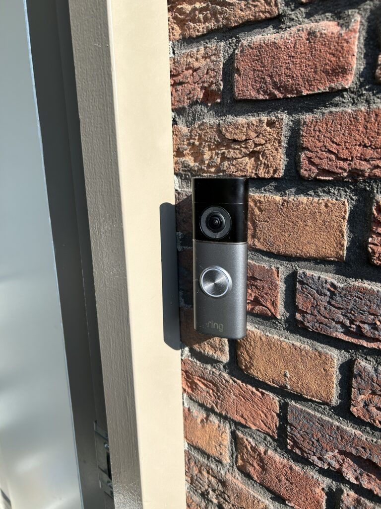 Ring videodeurbel geïnstalleerd op bakstenen gevel door Molenkamp Beveiliging